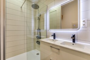 Regadera, secadora de cabello, toallas 