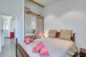 Een strijkplank/strijkijzer, wifi, beddengoed