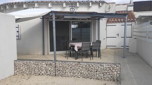 Outdoor dining - Air-Conditioned House for 4–6 Guests Near Saintes Maries de la Mer (Saintes-Maries-de-la-Mer)