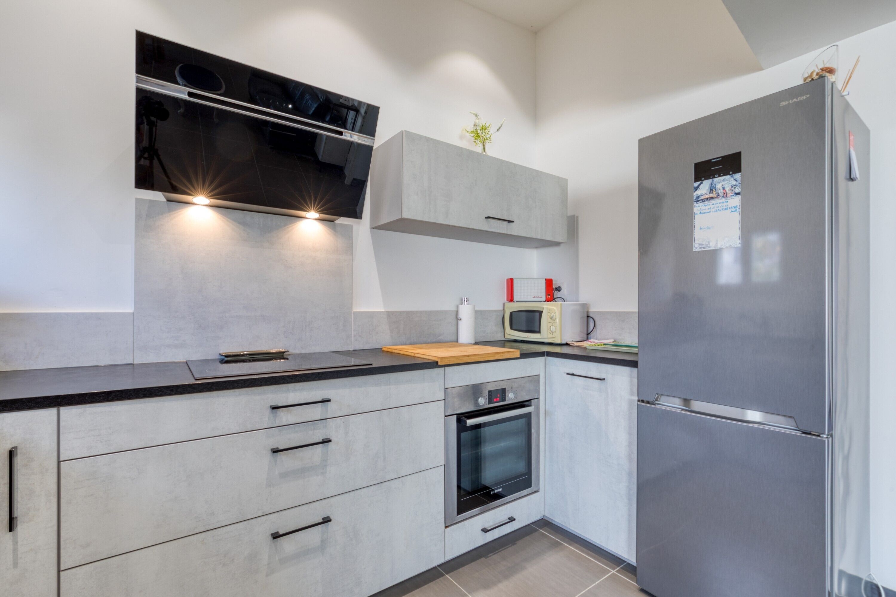 Kühlschrank, Mikrowelle, Ofen, Herdplatte