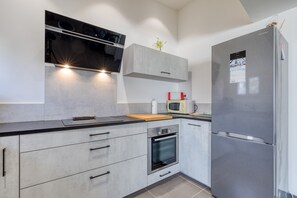 Frigorífic, microones, forn i placa de cuina