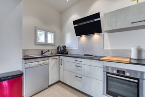 Een koelkast, een magnetron, een oven, een kookplaat