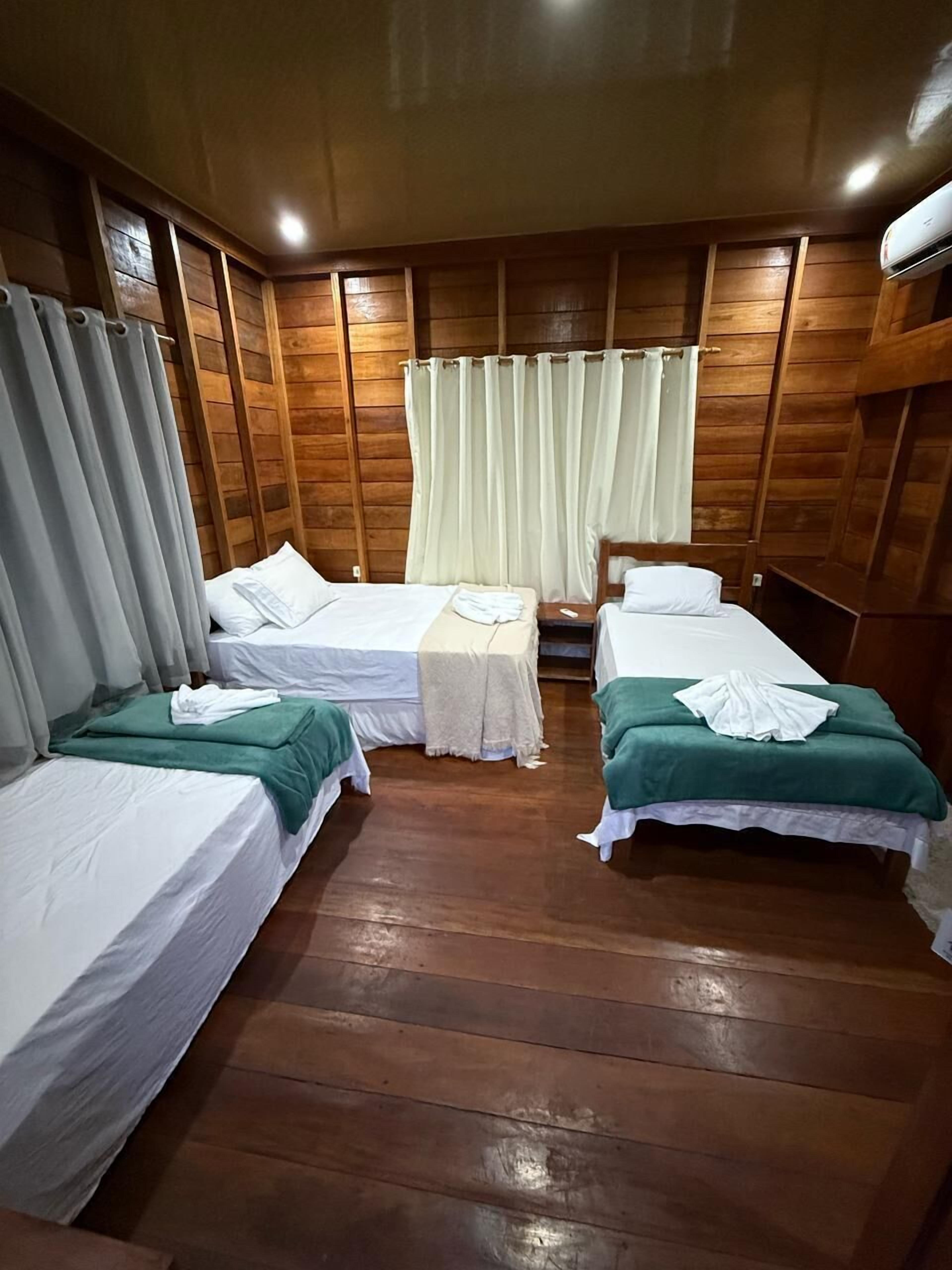 Quarto triplo conforto, vista para o jardim | Wi-Fi de cortesia