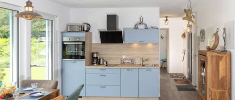 Kjøleskap, ovn, kokeplater og oppvaskmaskin