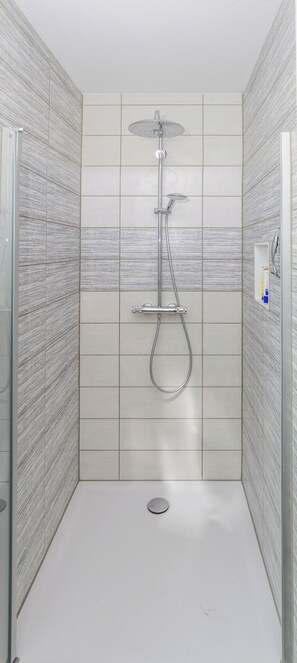 Een douche, milieuvriendelijke toiletartikelen, een haardroger