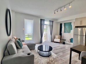 Living area - Fallsview Towns-6 minutes walking distance to the Casino&12 minutes to the Falls (Niagara Falls)