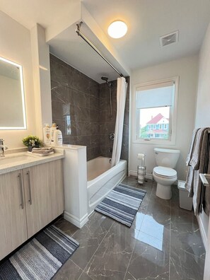 Shower, towels, soap, toilet paper - Fallsview Towns-6 minutes walking distance to the Casino&12 minutes to the Falls (Niagara Falls)