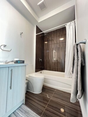 Dusche, Handtücher, Seife, Toilettenpapier