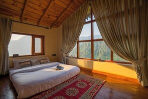 Phòng 4 Cao cấp, quang cảnh núi | Bàn, truy cập Internet không dây miễn phí 