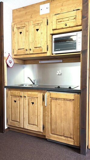 Fridge, microwave, stovetop, coffee/tea maker - Le 44 Montagne & Famille (Aime-la-Plagne)