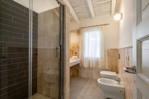 Shower, hair dryer, bidet, towels - VILLA MELOGRANO - A blend of discreet elegance and total comfort, only 500 meters from Sardinia’s most stunning waters (Castiadas)