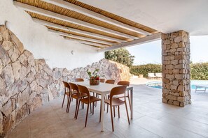 Outdoor dining - VILLA MELOGRANO - A blend of discreet elegance and total comfort, only 500 meters from Sardinia’s most stunning waters (Castiadas)