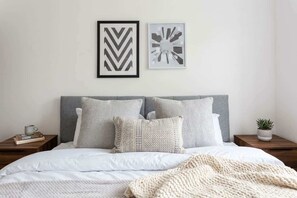 1 bedroom, iron/ironing board, WiFi, bed sheets - Modern 1BR Apt in Bolton, Quick Manchester Train (Bolton)