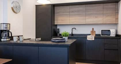 Modern 1BR Apt in Bolton, Quick Manchester Train