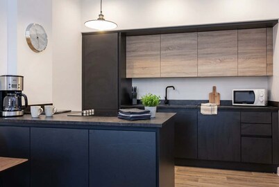 Modern 1BR Apt in Bolton, Quick Manchester Train