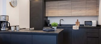 Modern 1BR Apt in Bolton, Quick Manchester Train