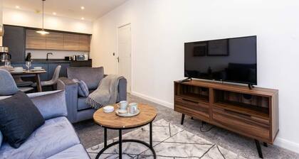 Modern 1BR Apt in Bolton, Quick Manchester Train