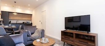 Modern 1BR Apt in Bolton, Quick Manchester Train