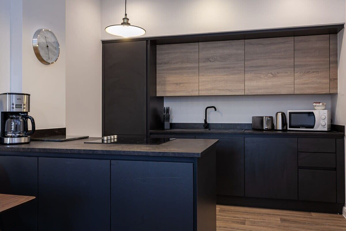 Kjøleskap, mikrobølgeovn, ovn og kokeplater