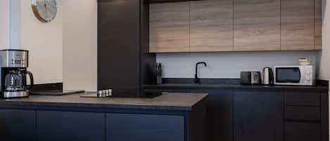 Réfrigérateur, micro-ondes, four, plaque de cuisson