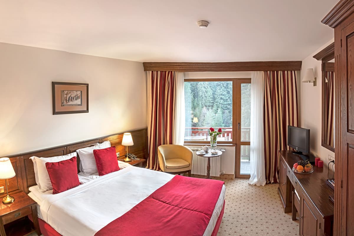 Quarto casal clássico, sacada | Cofres nos quartos, escrivaninha, cortinas blackout