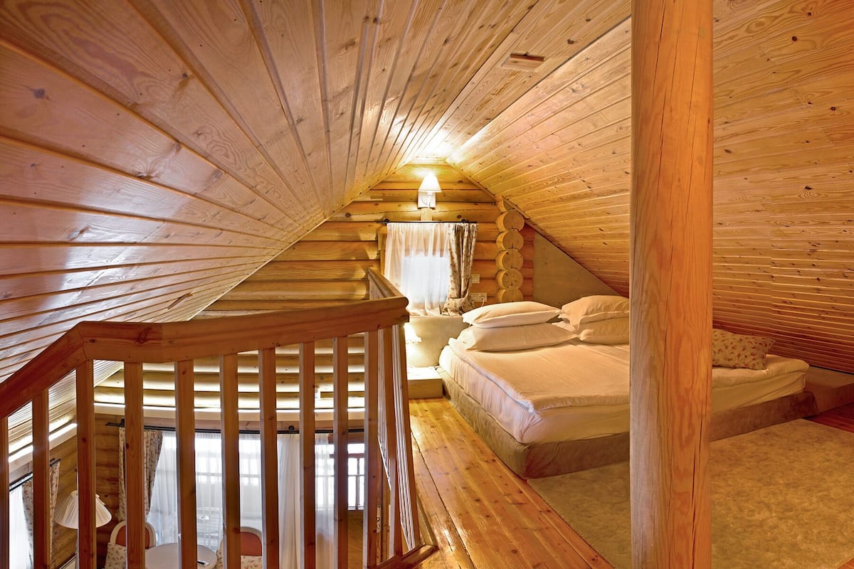 Chalé conforto, vista para o pátio | Cofres nos quartos, escrivaninha, cortinas blackout