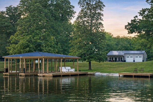 Property grounds - Cozy 1-bedroom Shop House on beautiful Lake Hamilton in Hot Springs (Hot Springs)