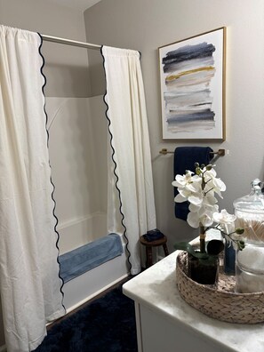 Hiustenkuivaaja, pyyhkeet, saippua, vessapaperi