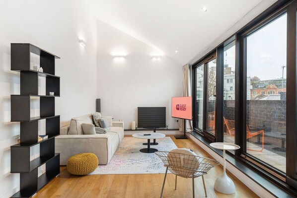 TV - Stylish Hoxton Duplex – Perfect for Couples & Small Groups (London)
