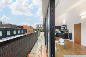 Dining - Stylish Hoxton Duplex – Perfect for Couples & Small Groups (London)