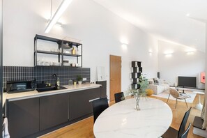 Dining - Stylish Hoxton Duplex – Perfect for Couples & Small Groups (London)