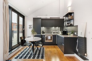 Fridge, microwave, oven, dishwasher - Stylish Hoxton Duplex – Perfect for Couples & Small Groups (London)