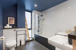 Shower, hair dryer - Stylish Hoxton Duplex – Perfect for Couples & Small Groups (London)
