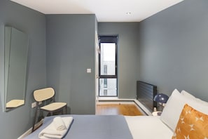 2 bedrooms, desk, iron/ironing board, Internet - Stylish Hoxton Duplex – Perfect for Couples & Small Groups (London)