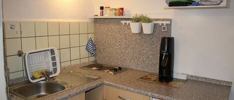 Kjøleskap, mikrobølgeovn, ovn og kokeplater