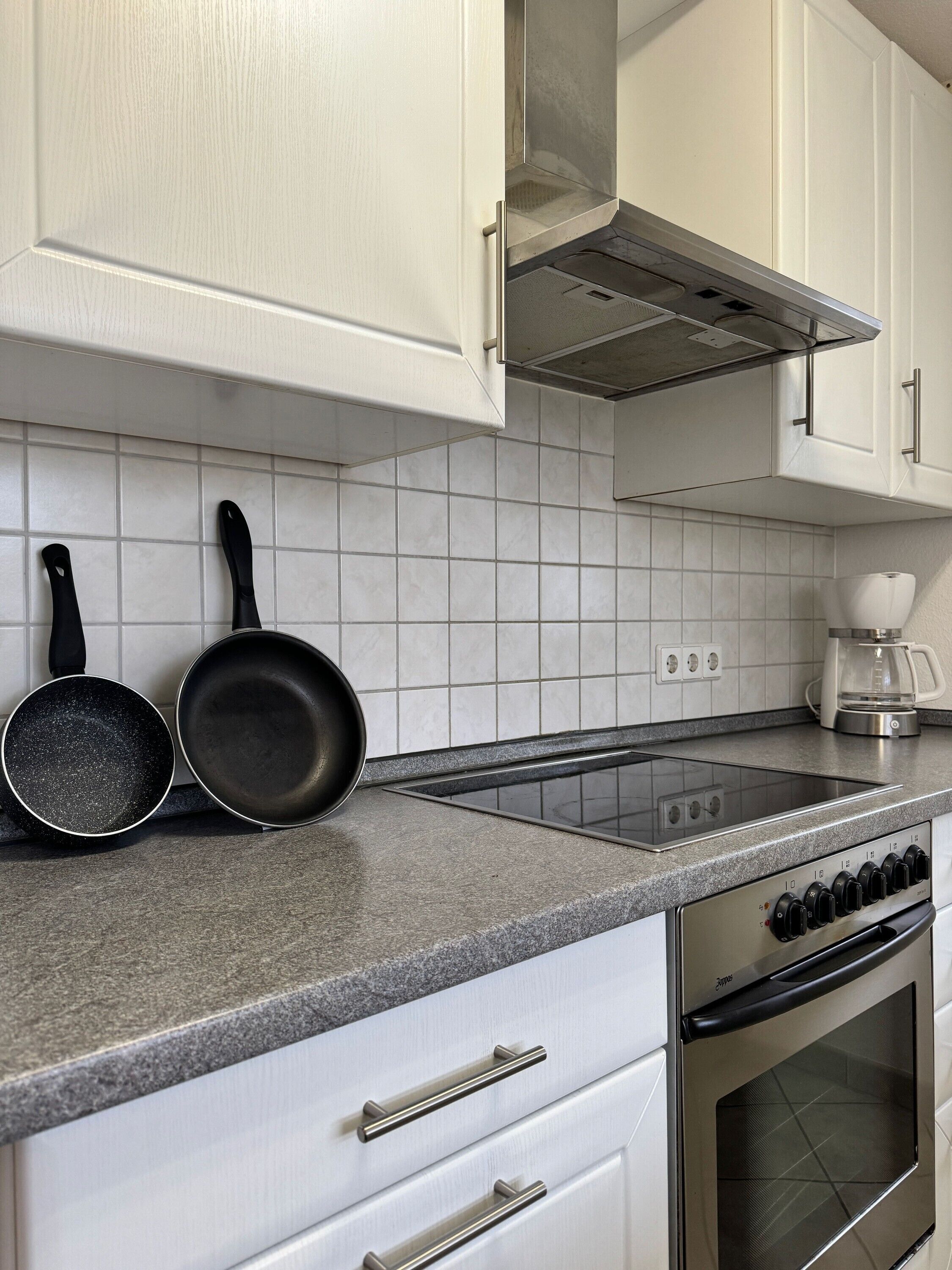 Frigorifero, microonde, forno, piano cottura