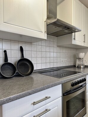 ثلاجة، ميكروويف، فرن، موقد طهي مسطح