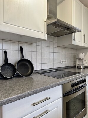 Een koelkast, een magnetron, een oven, een kookplaat