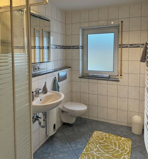 Shower, hair dryer - Fewo Eichhölzle 1, 90 sqm, 2 Bedrooms, Max. 4 Guests (Münsingen)