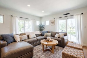 TV, offices - Dual Home Retreat | Sleep 16 | Prime PB Location (San Diego)