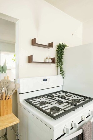 Interior - Boho Chic Cottage, Walk to Cafes, Outdoor Lounge (San Diego)