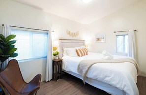 2 bedrooms, iron/ironing board, travel cot, WiFi - Boho Chic Cottage, Walk to Cafes, Outdoor Lounge (San Diego)