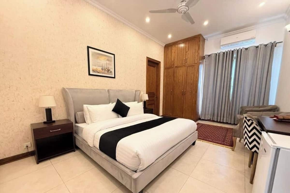 Deluxe Double Room, City View | Laptop workspace, soundproofing, iron/ironing board, free WiFi