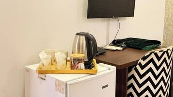 Deluxe Double Room, City View | Laptop workspace, soundproofing, iron/ironing board, free WiFi