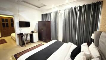 Laptop workspace, soundproofing, iron/ironing board, free WiFi