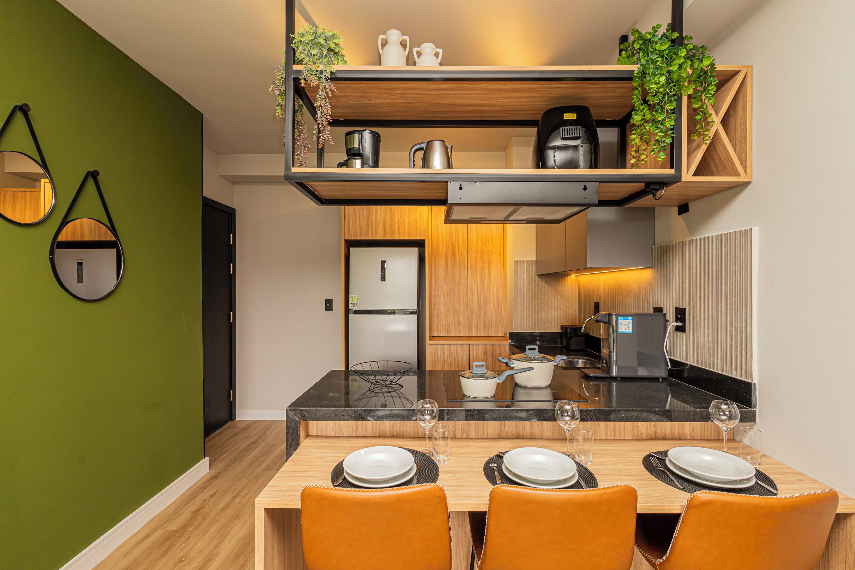 Family Apartment | Private kitchen | Fridge, microwave, stovetop, cookware/dishes/utensils