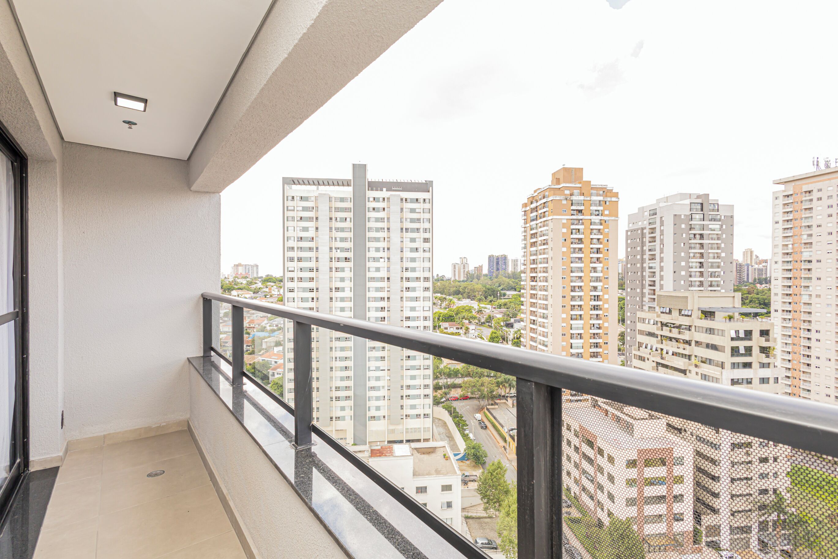 Un balcón con vista a rascacielos.