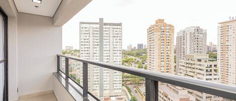 Un balcón con vista a rascacielos.
