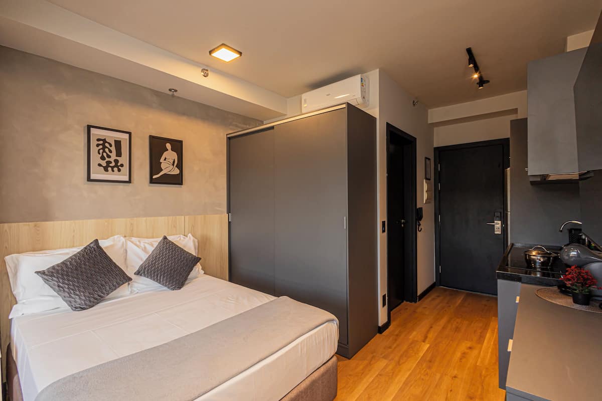 Standard Studio | Laptop workspace, WiFi (free), bed sheets