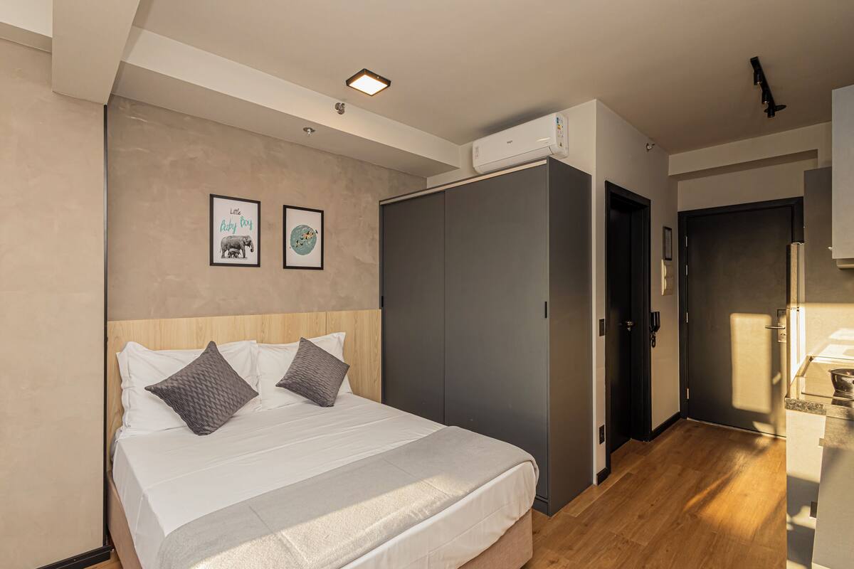 Standard Studio | Laptop workspace, WiFi (free), bed sheets